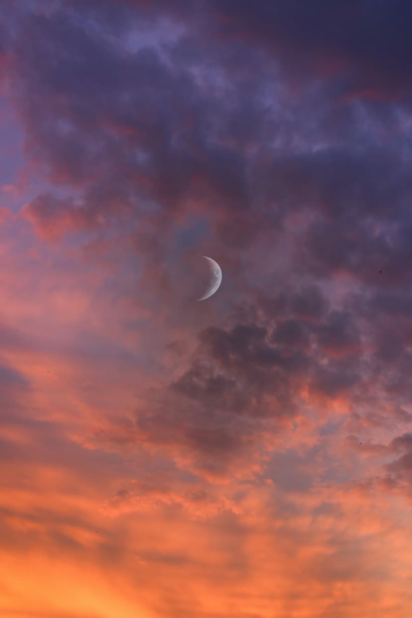 lune derrière nuages crépuscule